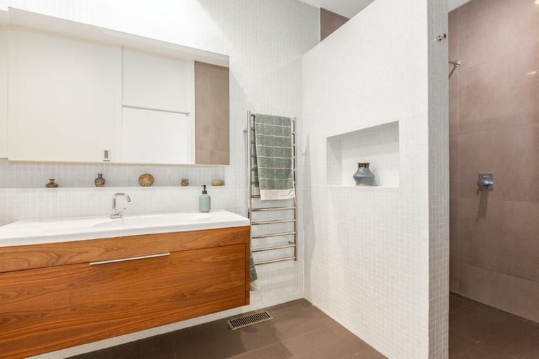 Photo of property in 4 Francis Bell Grove, Lowry Bay, Lower Hutt, 5013