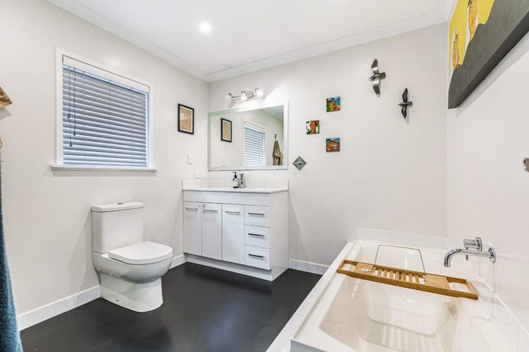 Photo of property in 4 Brunner Road, Glen Eden, Auckland, 0602