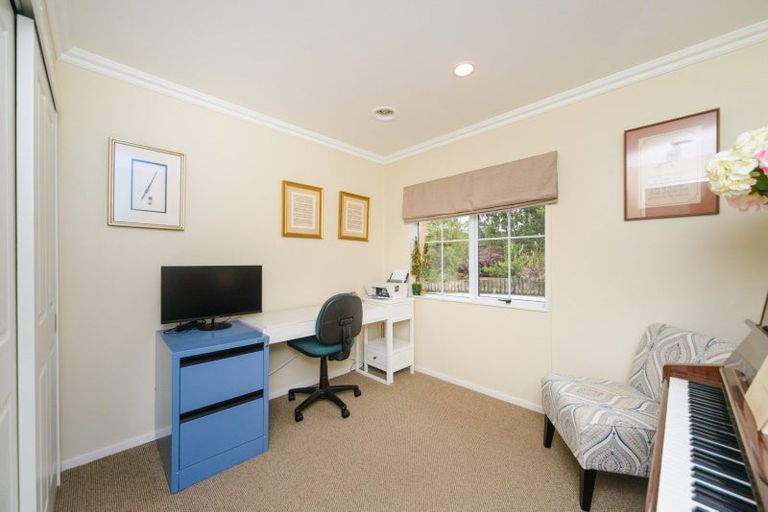 Photo of property in 22 Greenwood Place, Fitzherbert, Palmerston North, 4410
