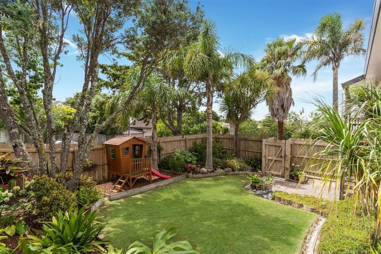Photo of property in 1/70 Totaravale Drive, Totara Vale, Auckland, 0629