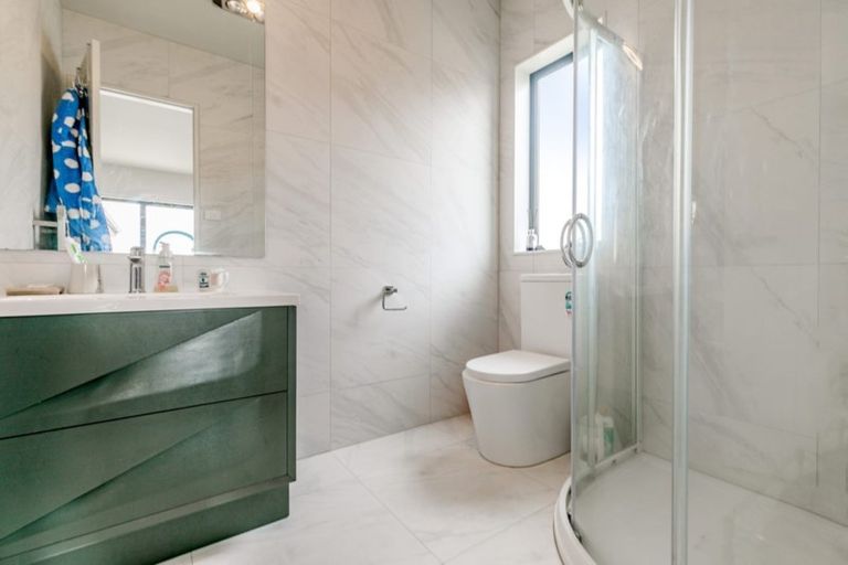 Photo of property in 5 Twin Parks Rise, Papakura, 2110