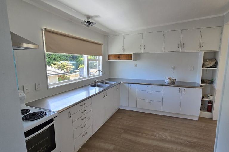 Photo of property in 25 Bellringer Crescent, Newlands, Wellington, 6037