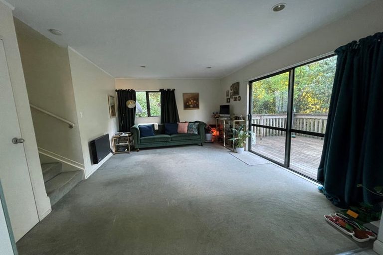 Photo of property in 4 Eastglen Road, Glen Eden, Auckland, 0602