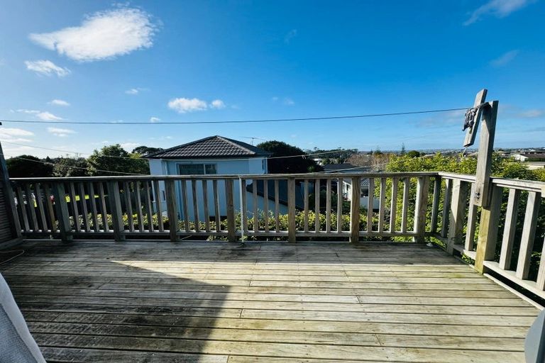 Photo of property in 3/4313 Great North Road, Glendene, Auckland, 0602