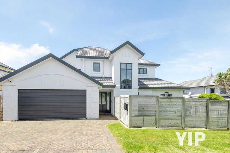 Photo of property in 5 Bennett Grove, Newlands, Wellington, 6037