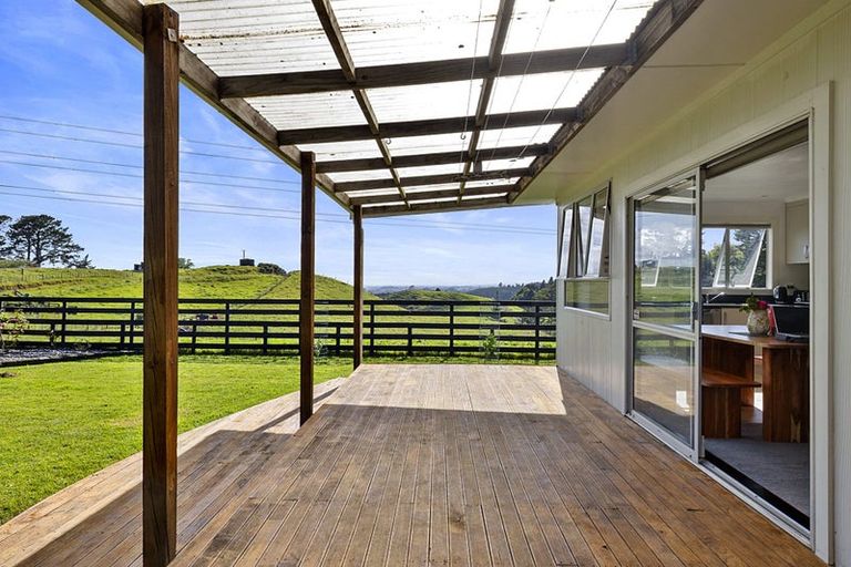 Photo of property in 435 Barrett Road, Omata, New Plymouth, 4374
