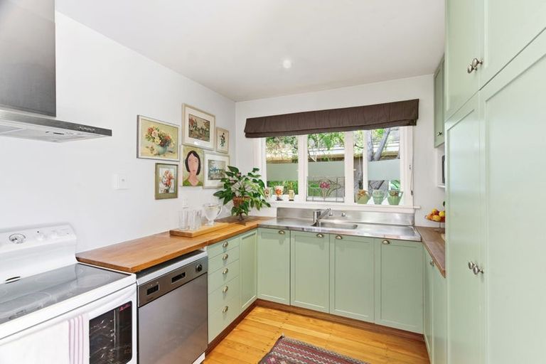 Photo of property in 32 Martindales Road, Heathcote Valley, Christchurch, 8022