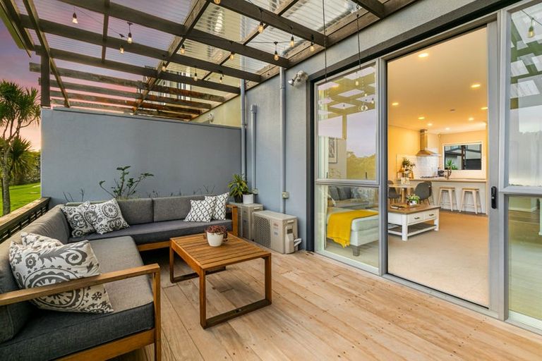 Photo of property in 9s Clearwater Cove, West Harbour, Auckland, 0618