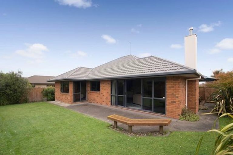 Photo of property in 12 Johnstone Drive, Fitzherbert, Palmerston North, 4410