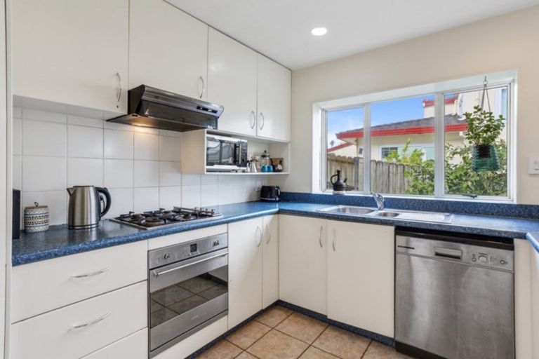 Photo of property in 18 Tyrico Close, Unsworth Heights, Auckland, 0632
