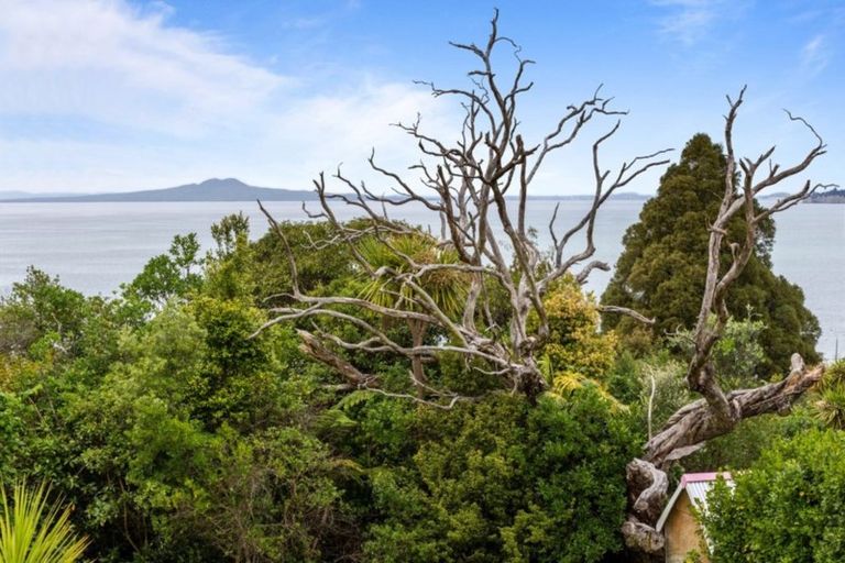Photo of property in 28a Wade River Road, Stanmore Bay, Whangaparaoa, 0932