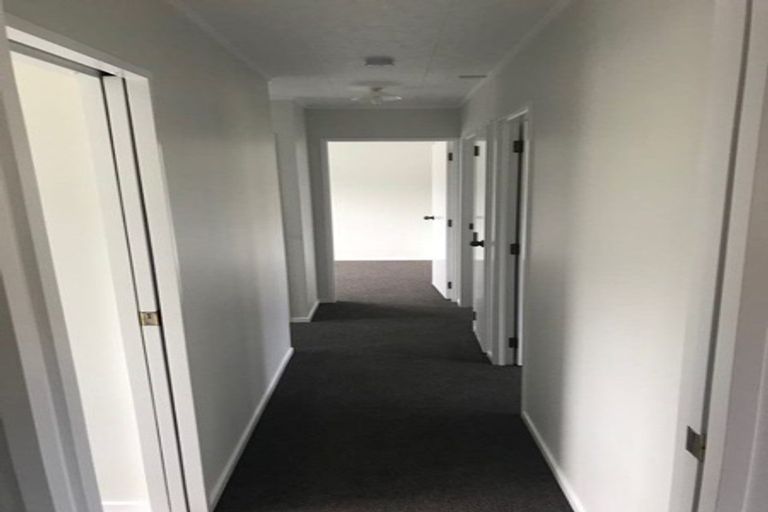 Photo of property in 1 Lowell Place, Massey, Auckland, 0614