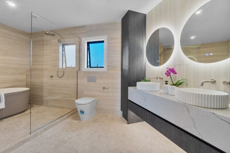 Photo of property in 2/21 Eastcliffe Road, Castor Bay, Auckland, 0620