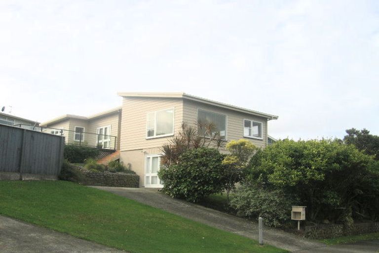Photo of property in 2 Banksia Grove, Maungaraki, Lower Hutt, 5010