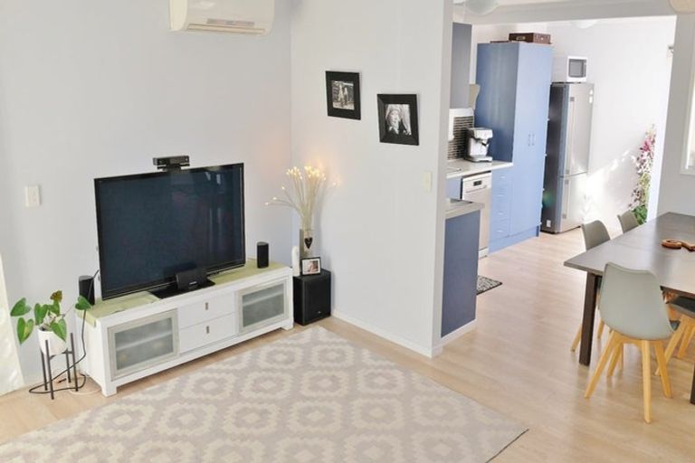 Photo of property in 1 Titchener Street, New Lynn, Auckland, 0600