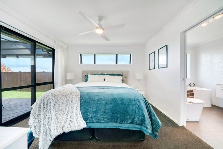 Photo of property in 42 Twin Parks Rise, Papakura, 2110