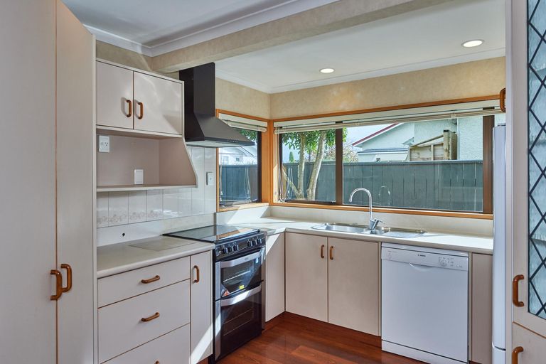 Photo of property in 8a Palm Avenue, Hokowhitu, Palmerston North, 4410