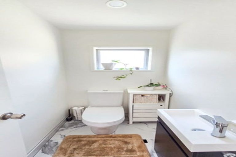 Photo of property in 3/492 East Coast Road, Windsor Park, Auckland, 0630