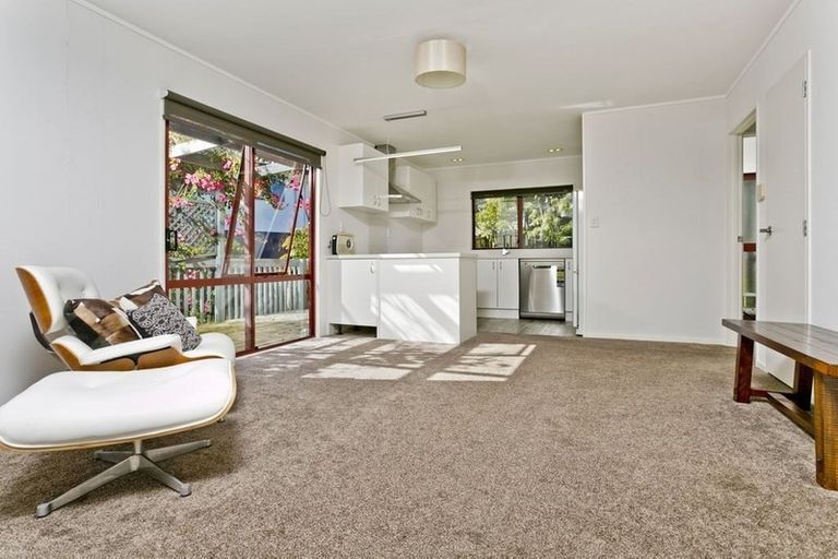 Photo of property in 18 Mallard Place, Unsworth Heights, Auckland, 0632