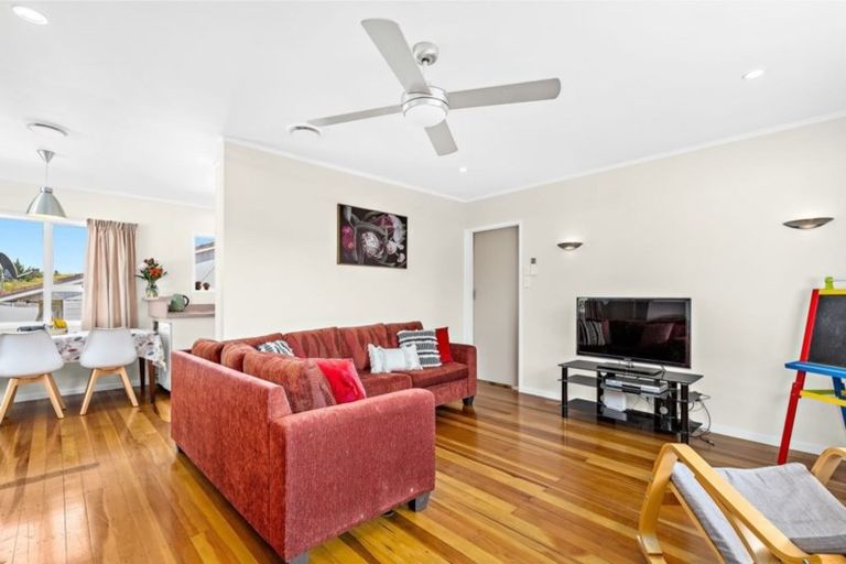 Photo of property in 17 Brunner Road, Glen Eden, Auckland, 0602