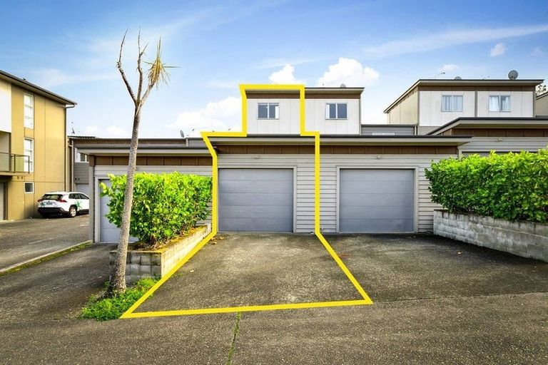 Photo of property in 6/1 Gracechurch Drive, Flat Bush, Auckland, 2016