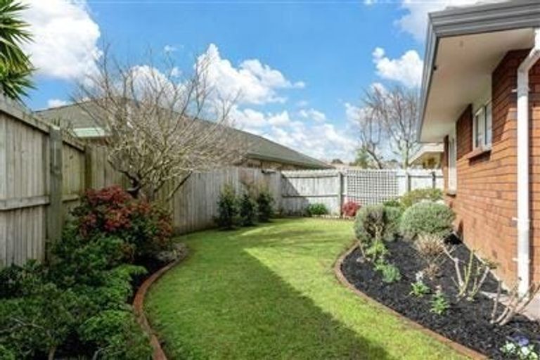 Photo of property in 2/23 Tarnica Road, Northpark, Auckland, 2013