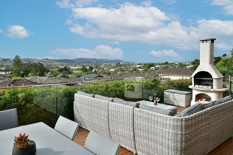 Photo of property in 9 Seagate Place, Red Beach, 0932