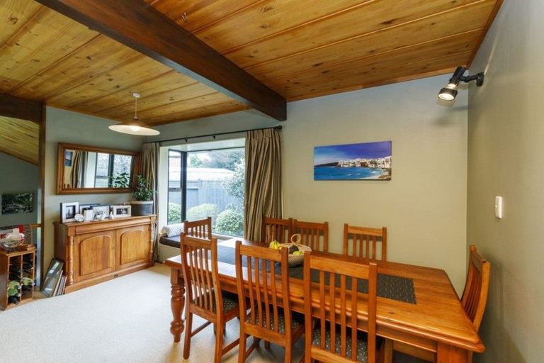 Photo of property in 11 Hillgrove Place, Fitzherbert, Palmerston North, 4410