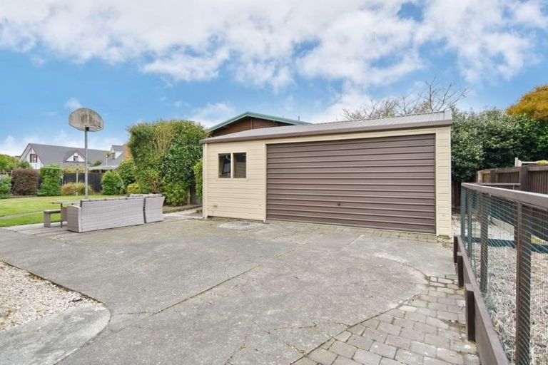 Photo of property in 15 Sonning Place, Redwood, Christchurch, 8051