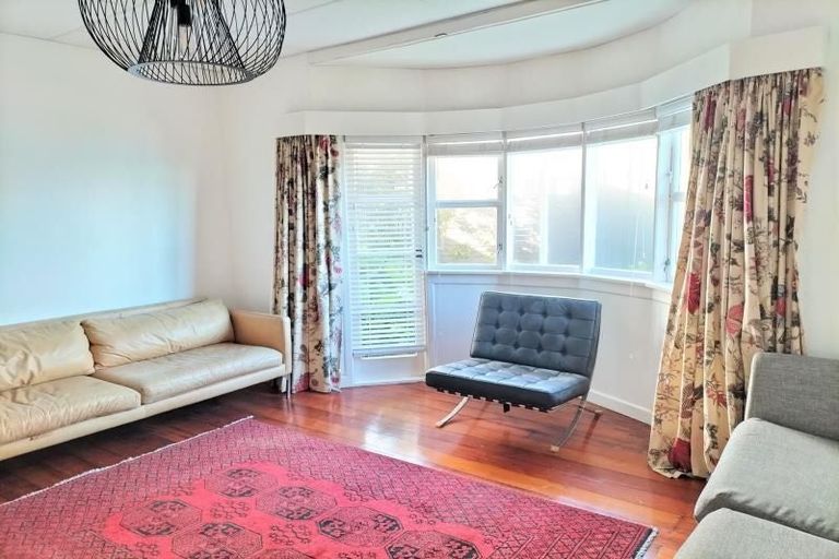 Photo of property in 281 Queens Drive, Lyall Bay, Wellington, 6022