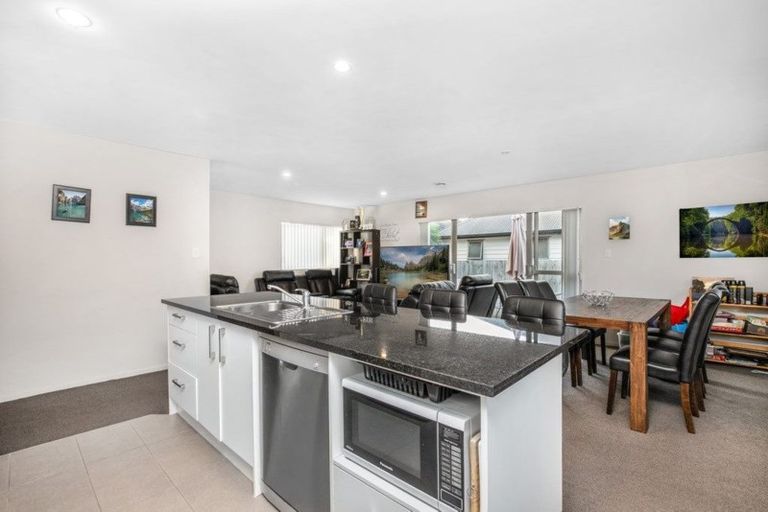 Photo of property in 98 Popokatea Drive, Takanini, 2112