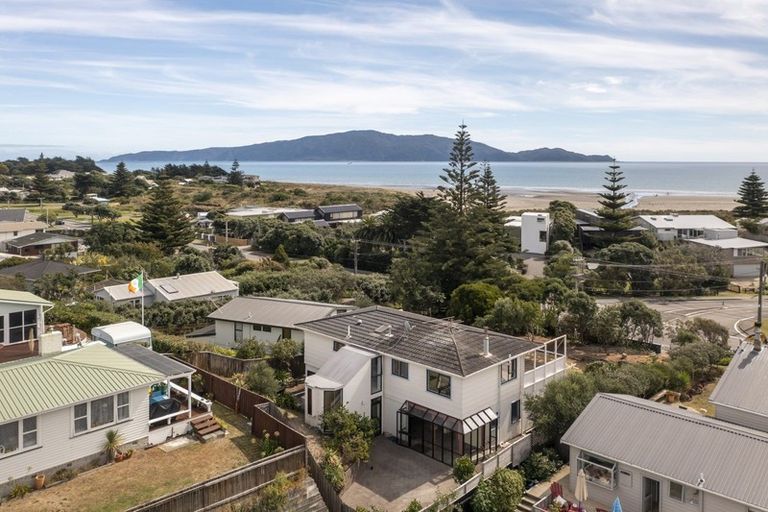 Photo of property in 36 Field Way, Waikanae Beach, Waikanae, 5036
