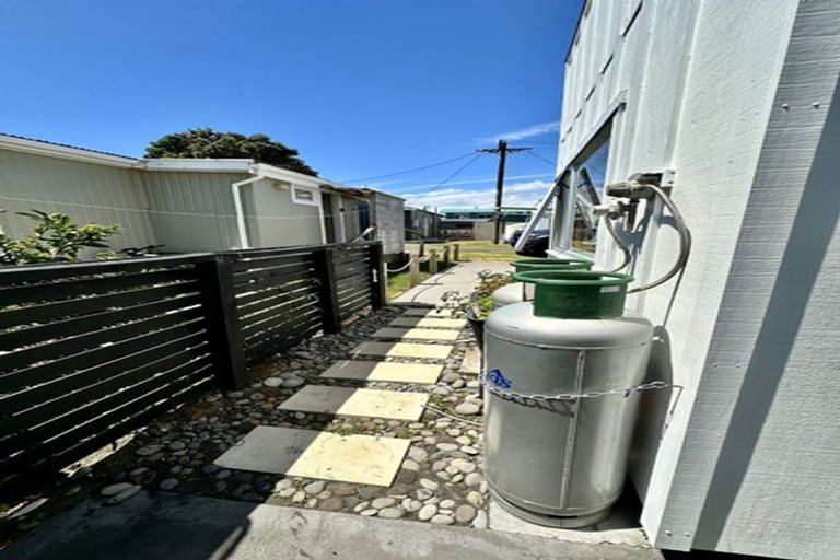 Photo of property in 8 Second Avenue, Urenui, 4377
