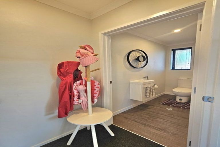 Photo of property in 25 Discovery Place, Marfell, New Plymouth, 4310