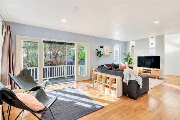 Photo of property in 48 Sylvan Crescent, Te Atatu South, Auckland, 0610