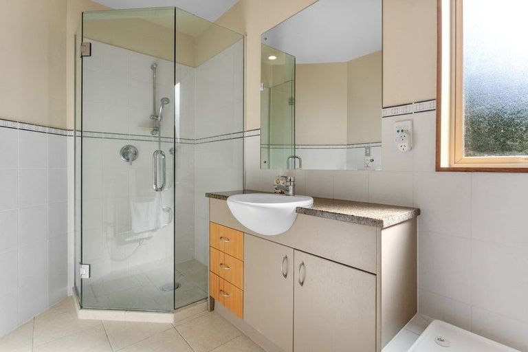 Photo of property in 3/56 Castor Bay Road, Castor Bay, Auckland, 0620