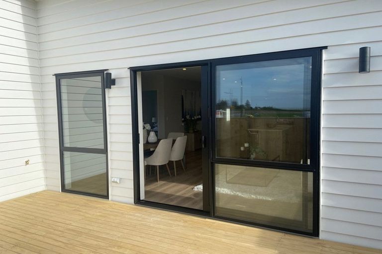 Photo of property in 12 Korowhiti Road, Clarks Beach, 2122