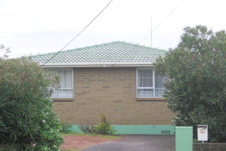 Photo of property in 1/191 Don Buck Road, Massey, Auckland, 0614