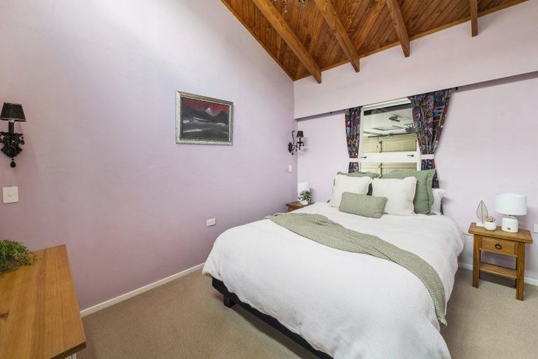 Photo of property in 11 Rika Place, Kawaha Point, Rotorua, 3010