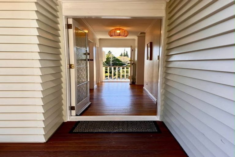 Photo of property in 28 Roland Hill, Glen Eden, Auckland, 0602