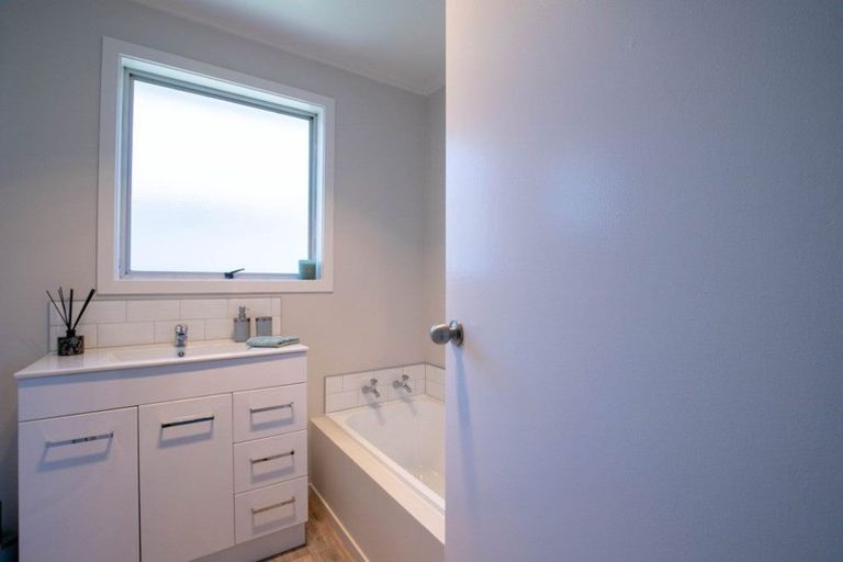 Photo of property in 8 Carbery Place, Manurewa, Auckland, 2102