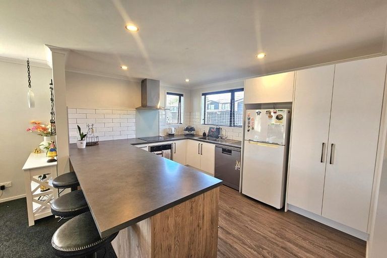 Photo of property in 25 Discovery Place, Marfell, New Plymouth, 4310