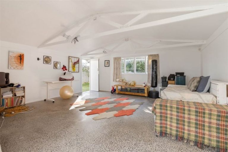 Photo of property in 17 Albert Road, Kelston, Auckland, 0602