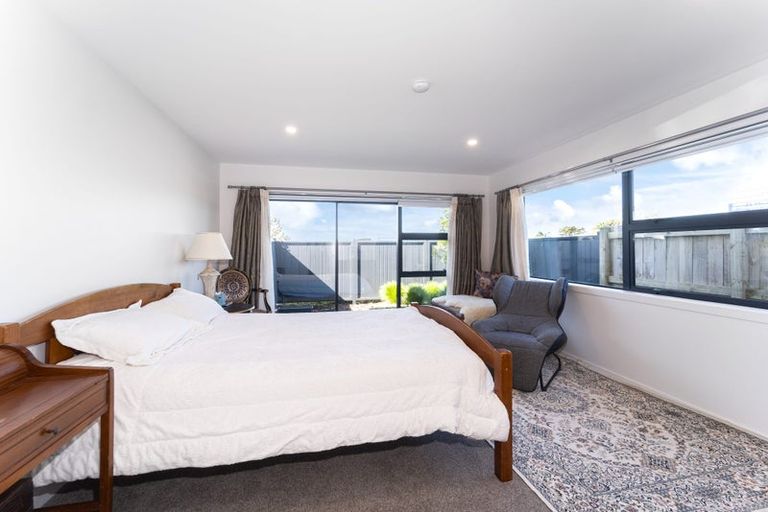 Photo of property in 952a East Coast Road, Northcross, Auckland, 0632