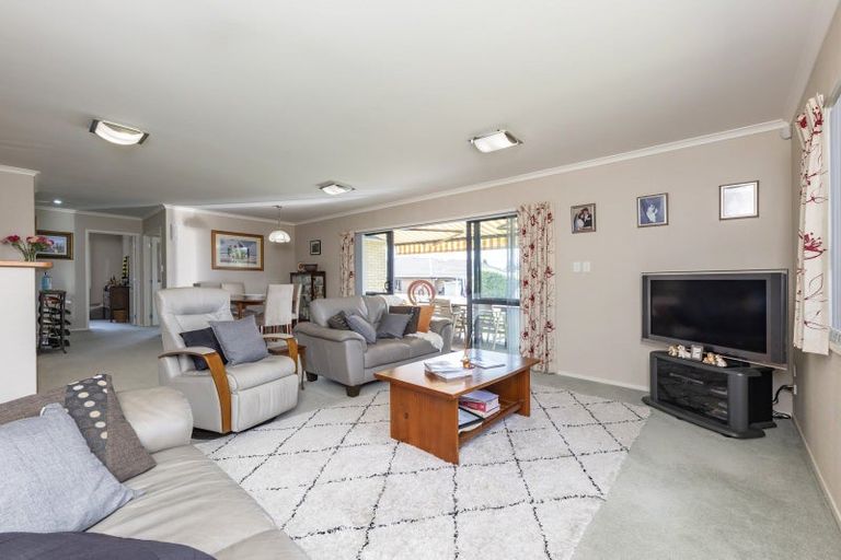 Photo of property in 15 Gavinike Place, Waimauku, 0812