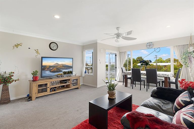 Photo of property in 42 Tiroroa Avenue, Te Atatu South, Auckland, 0610