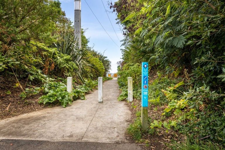 Photo of property in 6 Calvert Road, Moturoa, New Plymouth, 4310