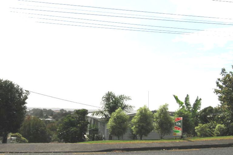 Photo of property in 114 Awaroa Road, Sunnyvale, Auckland, 0612