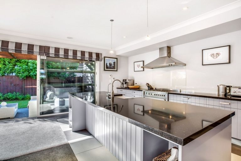 Photo of property in 17 Hinau Street, New Lynn, Auckland, 0600