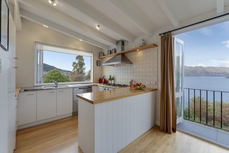 Photo of property in 6 Matau Place, Fernhill, Queenstown, 9300